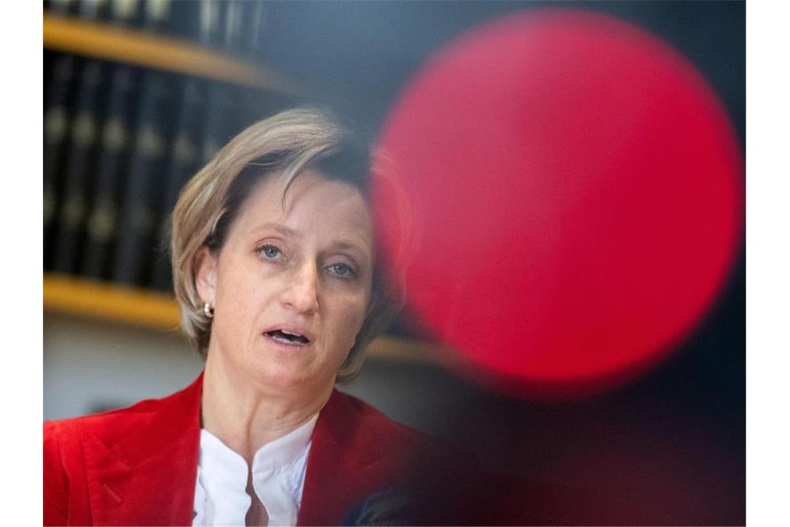 Nicole Hoffmeister-Kraut (CDU) gibt ein Statement ab. Foto: Marijan Murat/dpa/Archivbild