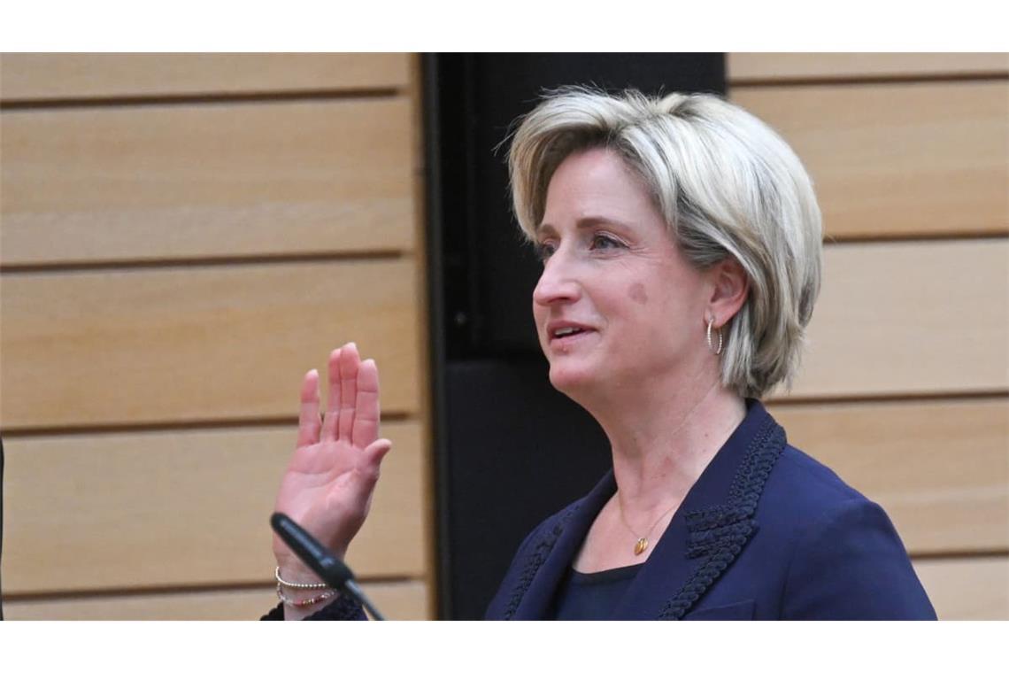 Nicole Hoffmeister-Kraut (CDU) im Mai 2026 im Landtag, als sie zum zweiten Mal als Wirtschaftsministerin vereidigt wurde.