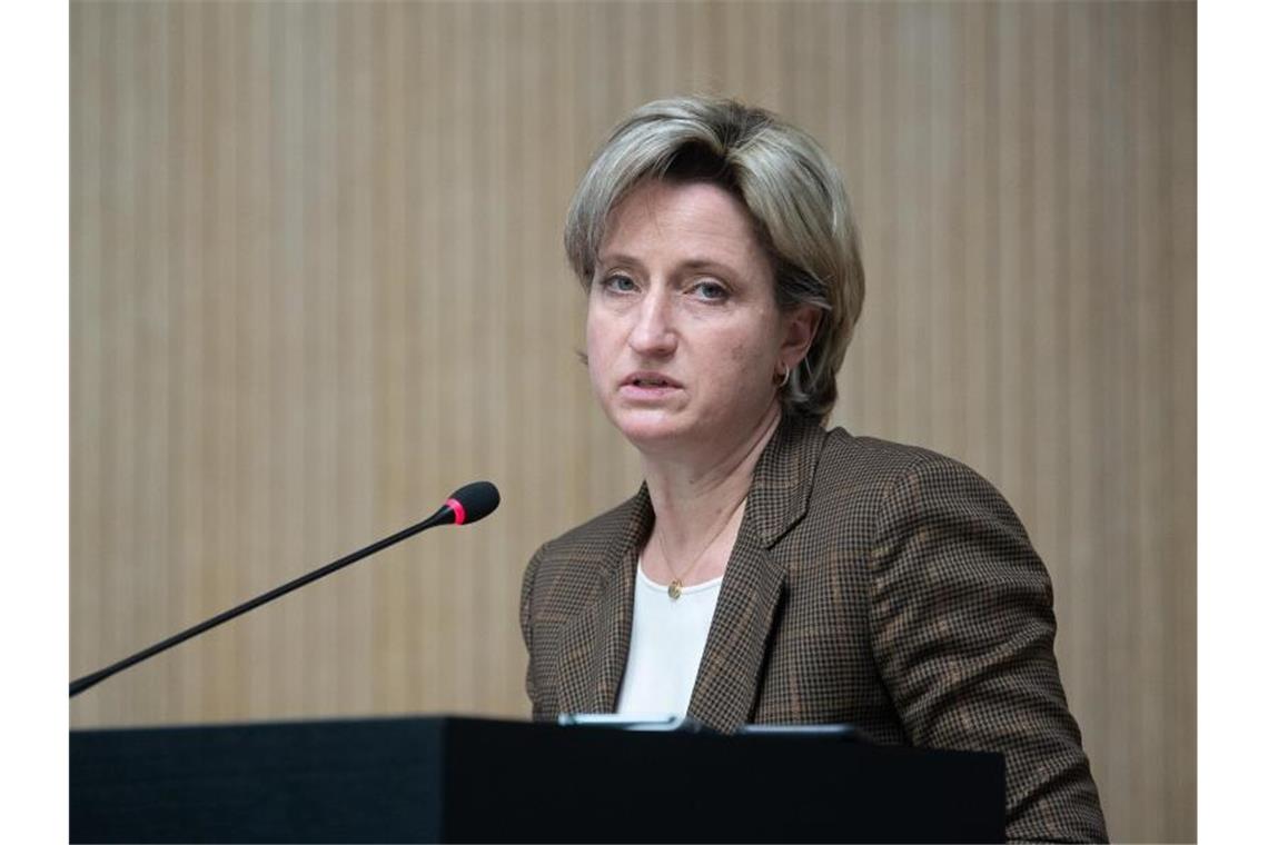 Ministerin Hoffmeister-Kraut holt Direktmandat für CDU Nicole Hoffmeister-Kraut (CDU), Ministerin für Wirtschaft, Arbeit und Wohnungsbau von Baden-Württemberg, spricht. Foto: Sebastian Gollnow/dpa/Archivbild