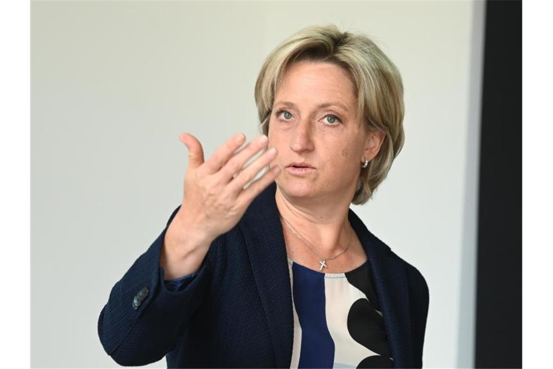 Ministerin fordert Hilfe für Kleidungs- und Schuhgeschäfte Nicole Hoffmeister-Kraut (CDU) spricht bei einem Termin. Foto: Uli Deck/dpa/Archivbild