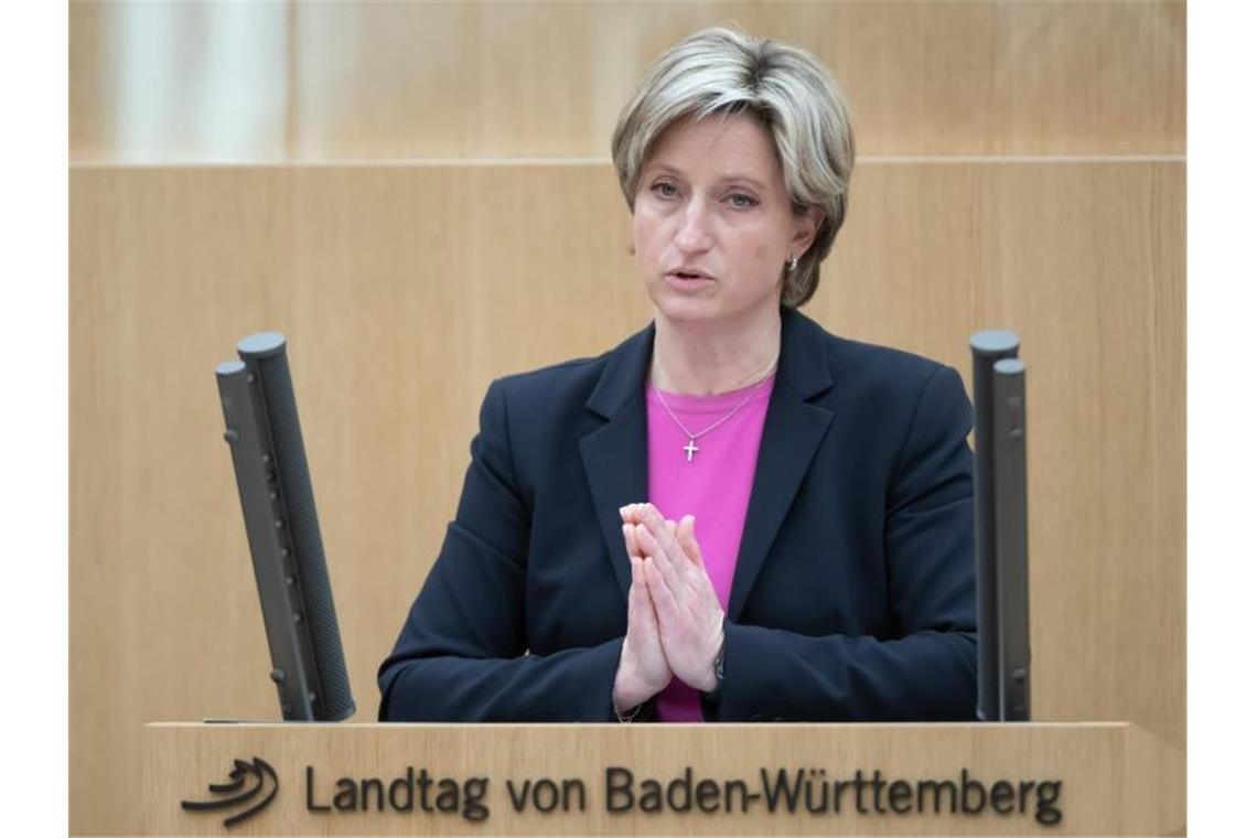Ministerin ermuntert: Gewerbe soll Leistungsschauen planen Nicole Hoffmeister-Kraut (CDU) spricht im Landtag von Baden-Württemberg. Foto: Bernd Weißbrod/dpa/Archivbild