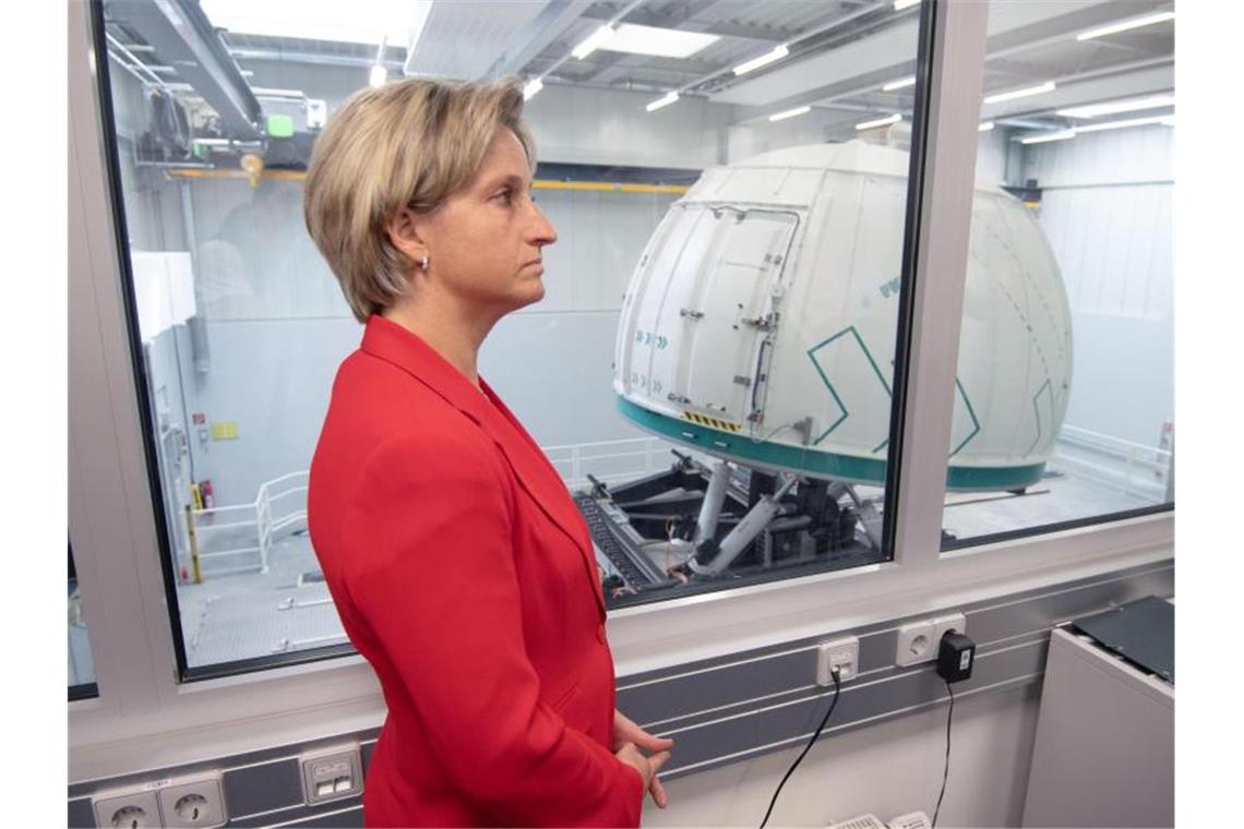 Nicole Hoffmeister-Kraut (CDU) steht in einem Raum eines Fahrsimulators. Foto: Marijan Murat/Archiv