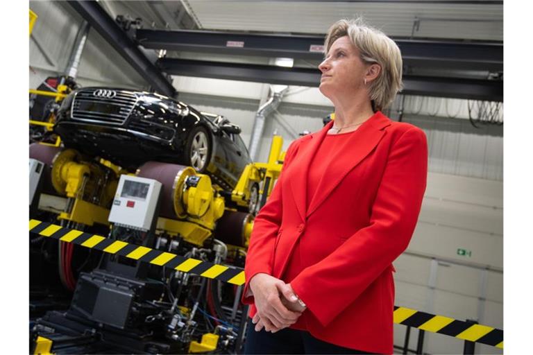 Nicole Hoffmeister-Kraut (CDU) steht vor einem Fahrzeugdynamikprüfstand. Foto: Marijan Murat/Archiv
