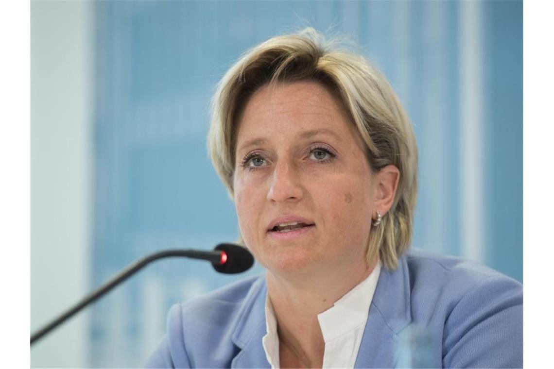 Nicole Hoffmeister-Kraut (CDU), Wirtschafts- und Arbeitsministerin von Baden-Württemberg, spricht während einer Pressekonferenz. Foto: Marijan Murat/dpa