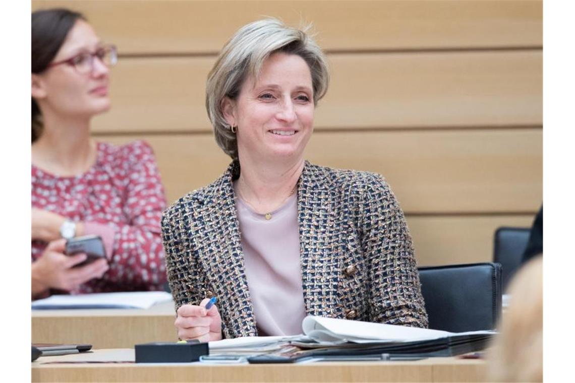 Nicole Hoffmeister-Kraut (CDU), Wirtschafts- und Arbeitsministerin in Baden-Württemberg, im Landtag. Foto: Tom Weller/dpa