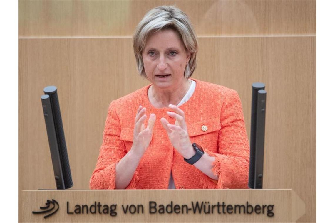 Mehrere Regionen an geplantem KI-Campus interessiert Nicole Hoffmeister-Kraut (CDU), Wirtschaftsministerin von Baden-Württemberg, spricht. Foto: Marijan Murat/dpa/Archivbild