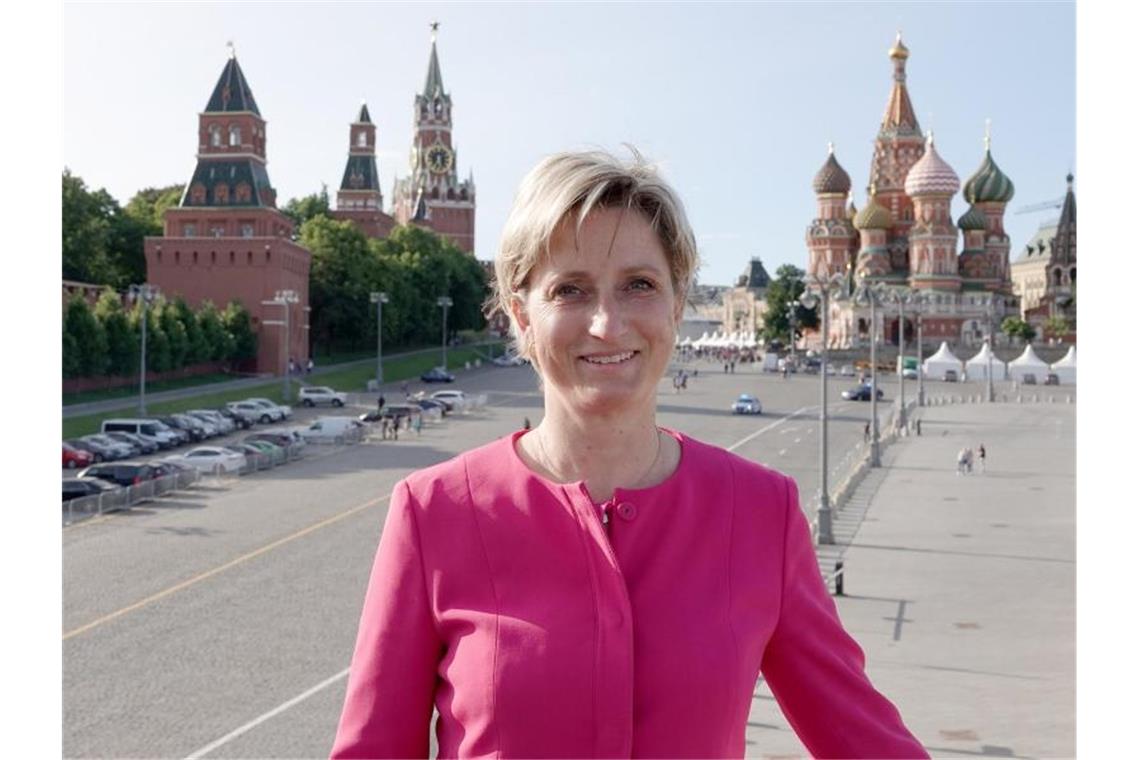 Nicole Hoffmeister-Kraut (CDU), Wirtschaftsministerin von Baden-Württemberg, steht in Moskau am Kreml. Foto: Ulf Mauder