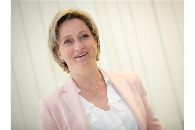 Nicole Hoffmeister-Kraut (CDU), Wirtschaftsministerin von Baden-Württemberg, lächelt. Foto: Christoph Schmidt/dpa