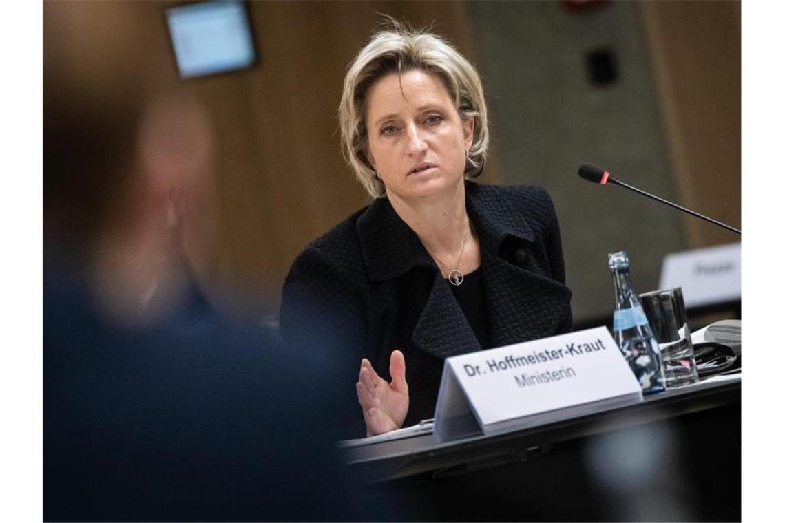 Nicole Hoffmeister-Kraut (CDU), Wirtschaftsministerin von Baden-Württemberg, vor dem U-Ausschuss. Foto: Christoph Schmidt/dpa/Archivbild