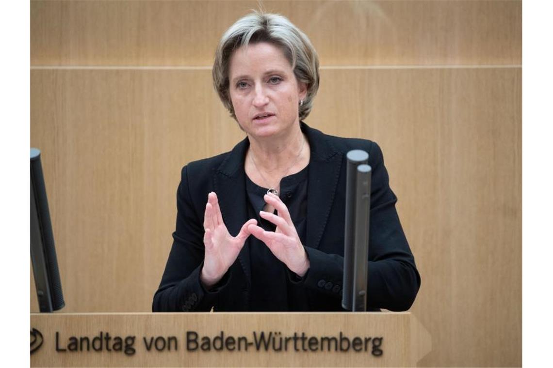 Hoffmeister-Kraut verlangt Öffnungskonzept für den Handel Nicole Hoffmeister-Kraut (CDU), Wirtschaftsministerin von Baden-Württemberg, spricht. Foto: Marijan Murat/dpa/Archivbild