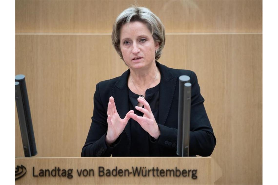 Stau bei Coronahilfen nahezu abgearbeitet Nicole Hoffmeister-Kraut (CDU), Wirtschaftsministerin von Baden-Württemberg, spricht. Foto: Marijan Murat/dpa/Archivbild