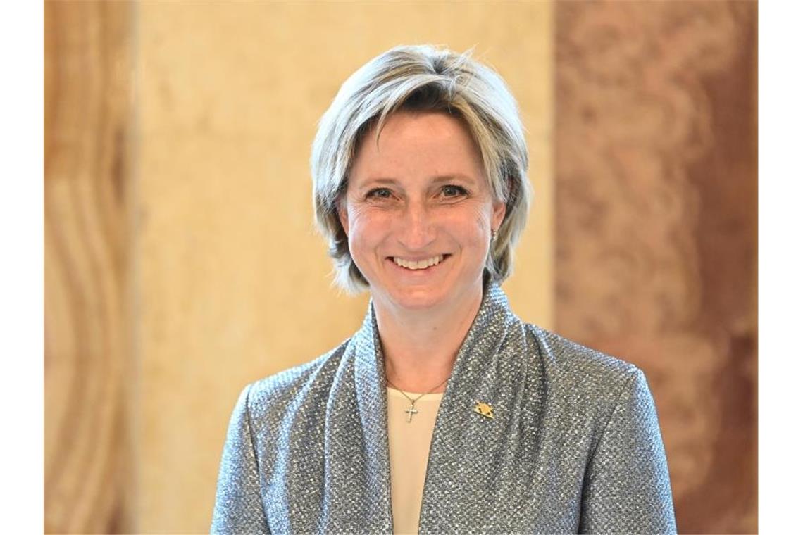 Nicole Hoffmeister-Kraut (CDU), Wirtschaftsministerin von Baden-Württemberg, lächelt. Foto: Bernd Weissbrod/dpa