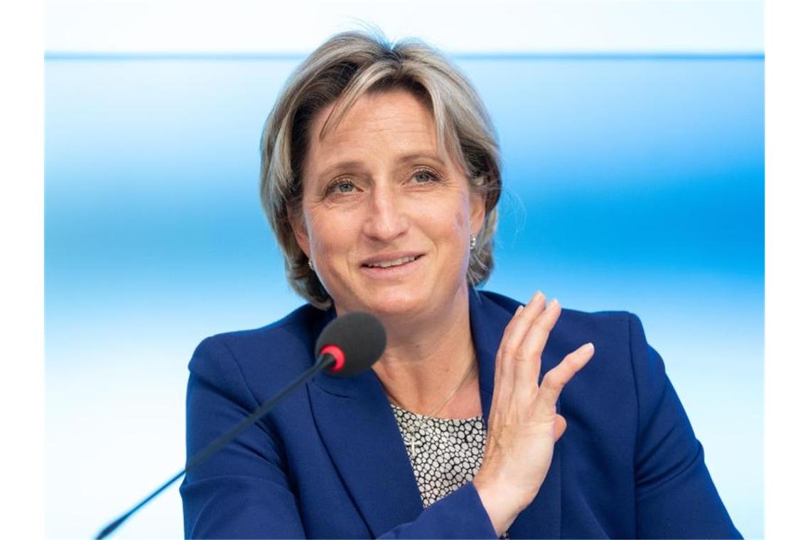 Wirtschaftsministerium plant Ausbildungsoffensive Nicole Hoffmeister-Kraut (CDU), Wirtschaftsministerin von Baden-Württemberg, spricht. Foto: Bernd Weißbrod/dpa