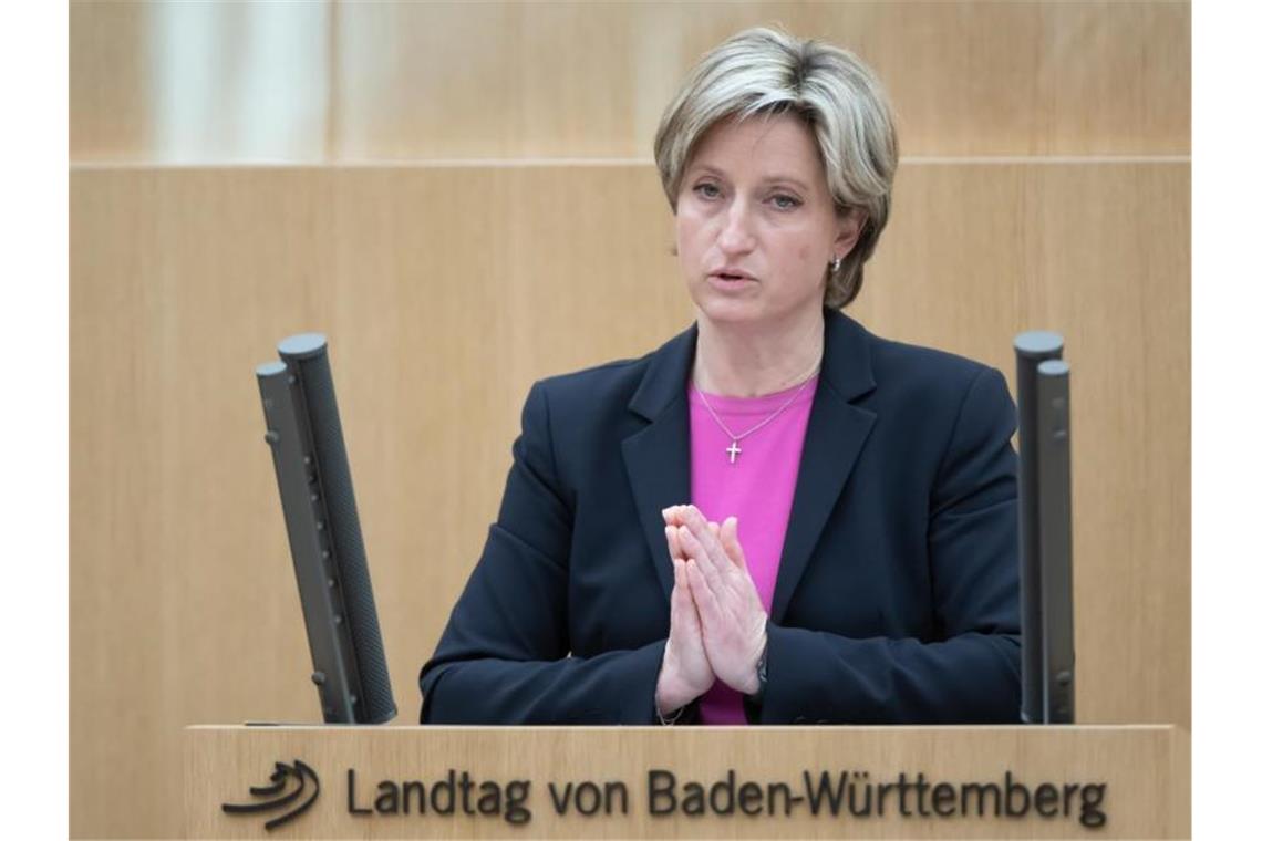 Wirtschaftsministerin sieht Tankzuschuss sehr kritisch Nicole Hoffmeister-Kraut (CDU), Wirtschaftsministerin von Baden-Württemberg, spricht. Foto: Bernd Weißbrod/dpa/Archivbild