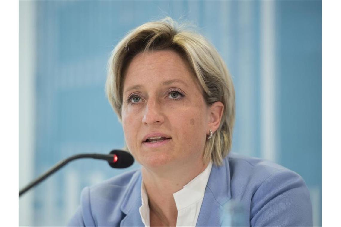 Nicole Hoffmeister-Kraut (CDU), Wirtschaftsministerin von Baden-Württemberg, spricht während einer Pressekonferenz. Foto: Marijan Murat/Archivbild