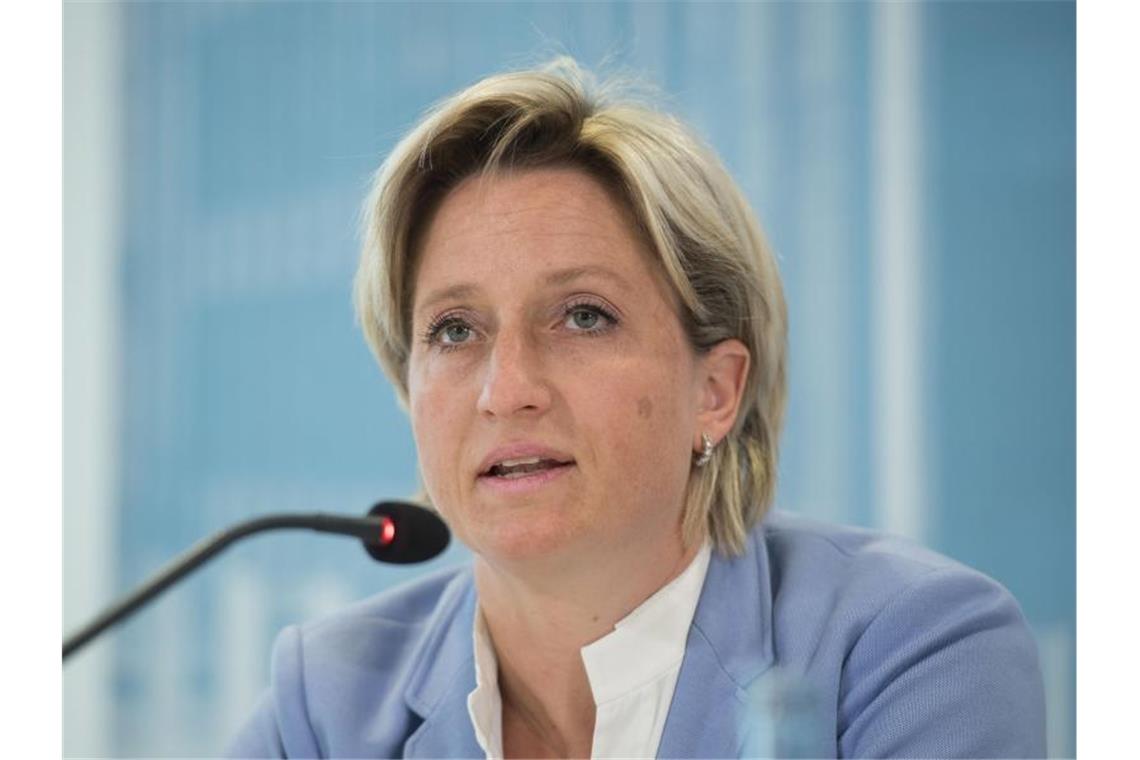 Land will jungen Zugewanderten bei Ausbildungssuche helfen Nicole Hoffmeister-Kraut (CDU), Wirtschaftsministerin von Baden-Württemberg, spricht während einer Pressekonferenz. Foto: Marijan Murat/Archivbild