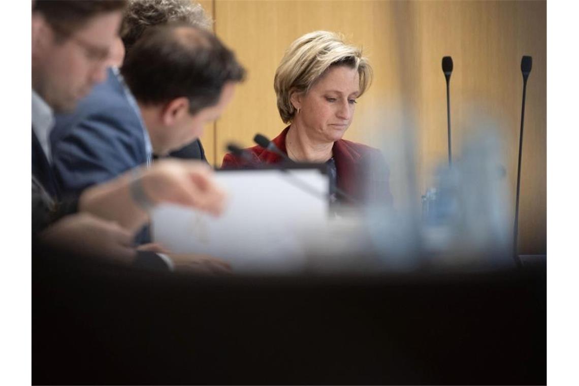 Nicole Hoffmeister-Kraut (CDU), Wirtschaftsministerin von Baden-Württemberg, sitzt am Konferenztisch. Foto: Marijan Murat/dpa/Archivbild