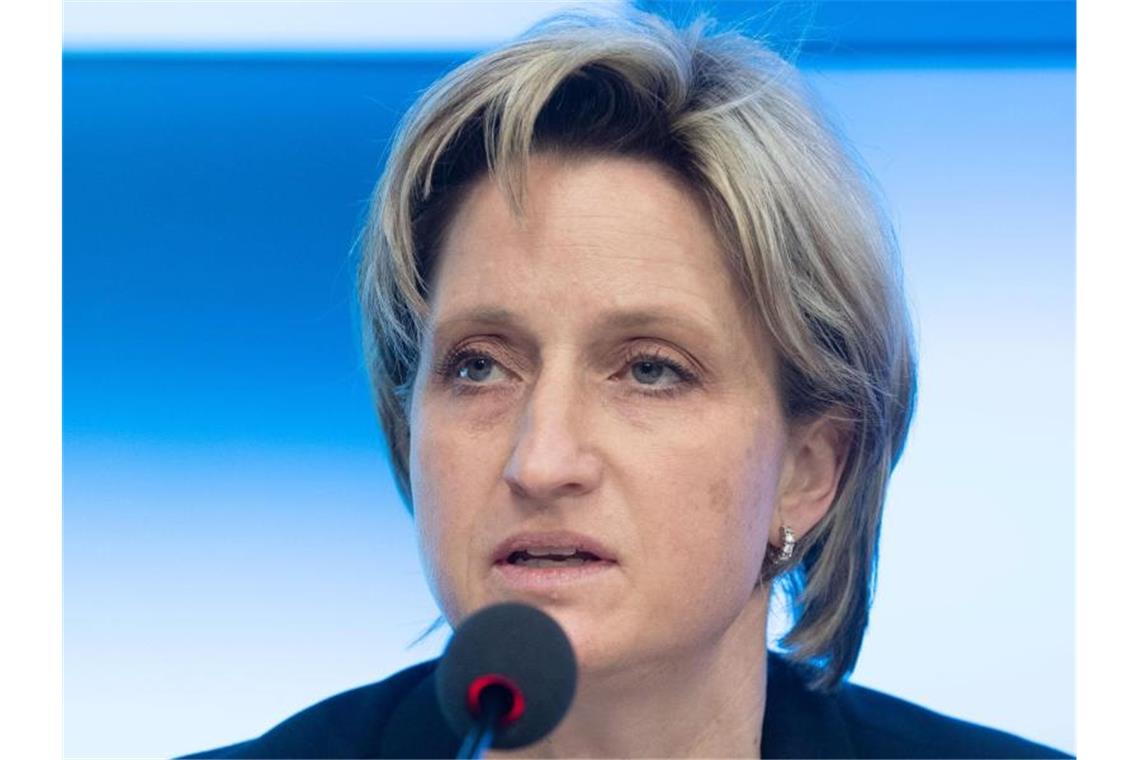 Ministerin kritisiert Pläne für Qualifizierungsprogramm Nicole Hoffmeister-Kraut (CDU), Wirtschaftsministerin von Baden-Württemberg, nimmt an einer Regierungs-Pressekonferenz teil. Foto: Marijan Murat/dpa/Archiv