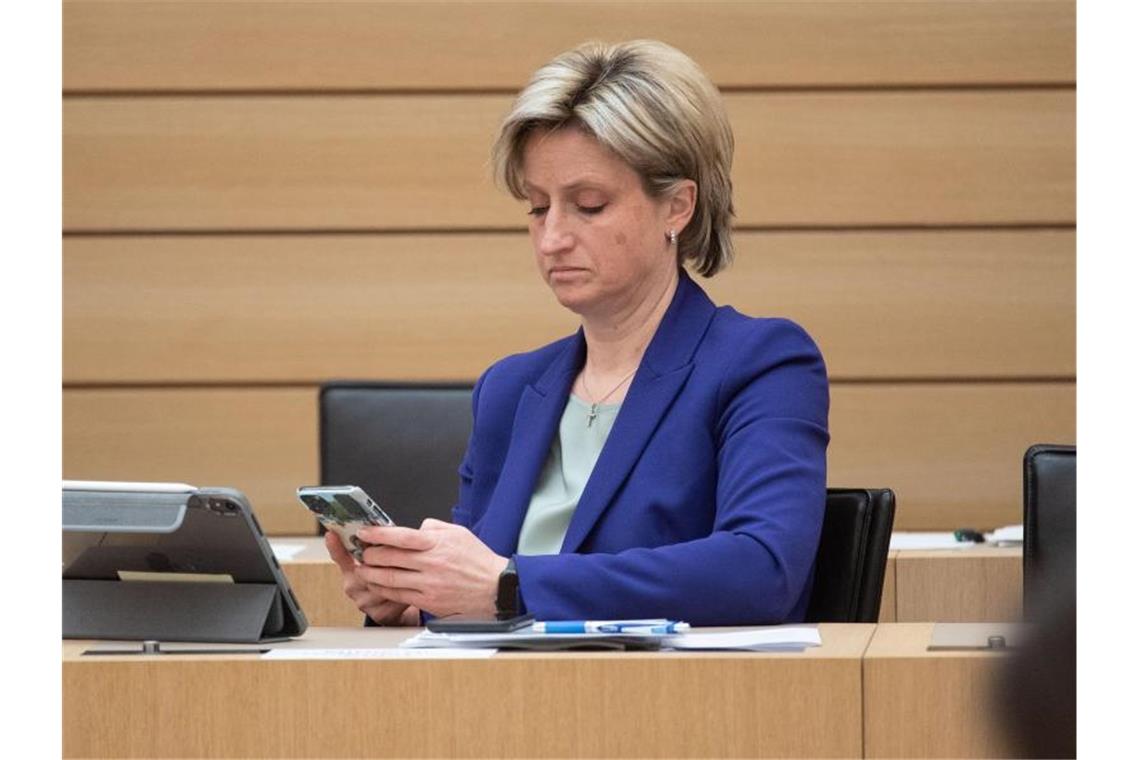 Nicole Hoffmeister-Kraut (CDU), Wirtschaftsministerin von Baden-Württemberg, nimmt an einer Plenarsitzung des Landtags von Baden-Württemberg teil. . Foto: Marijan Murat/dpa/Archivbild