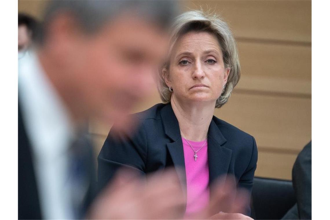 Nicole Hoffmeister-Kraut (CDU), Wirtschaftsministerin von Baden-Württemberg, schaut in die Runde. Foto: Sebastian Gollnow/dpa