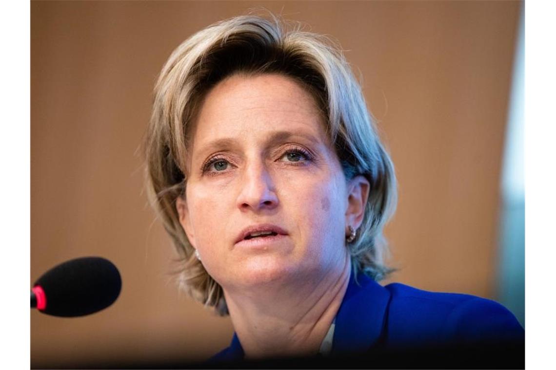 Nicole Hoffmeister-Kraut (CDU), Wirtschaftsministerin von Baden-Württemberg, spricht bei einer Regierungspressekonferenz. Foto: Christoph Schmidt/dpa/Archivbild