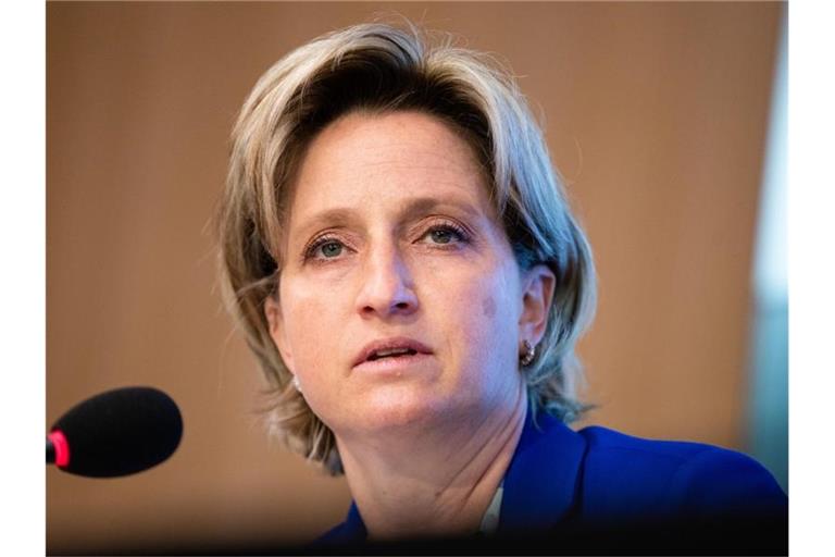 Nicole Hoffmeister-Kraut (CDU), Wirtschaftsministerin von Baden-Württemberg, spricht bei einer Regierungspressekonferenz. Foto: Christoph Schmidt/dpa/Archivbild