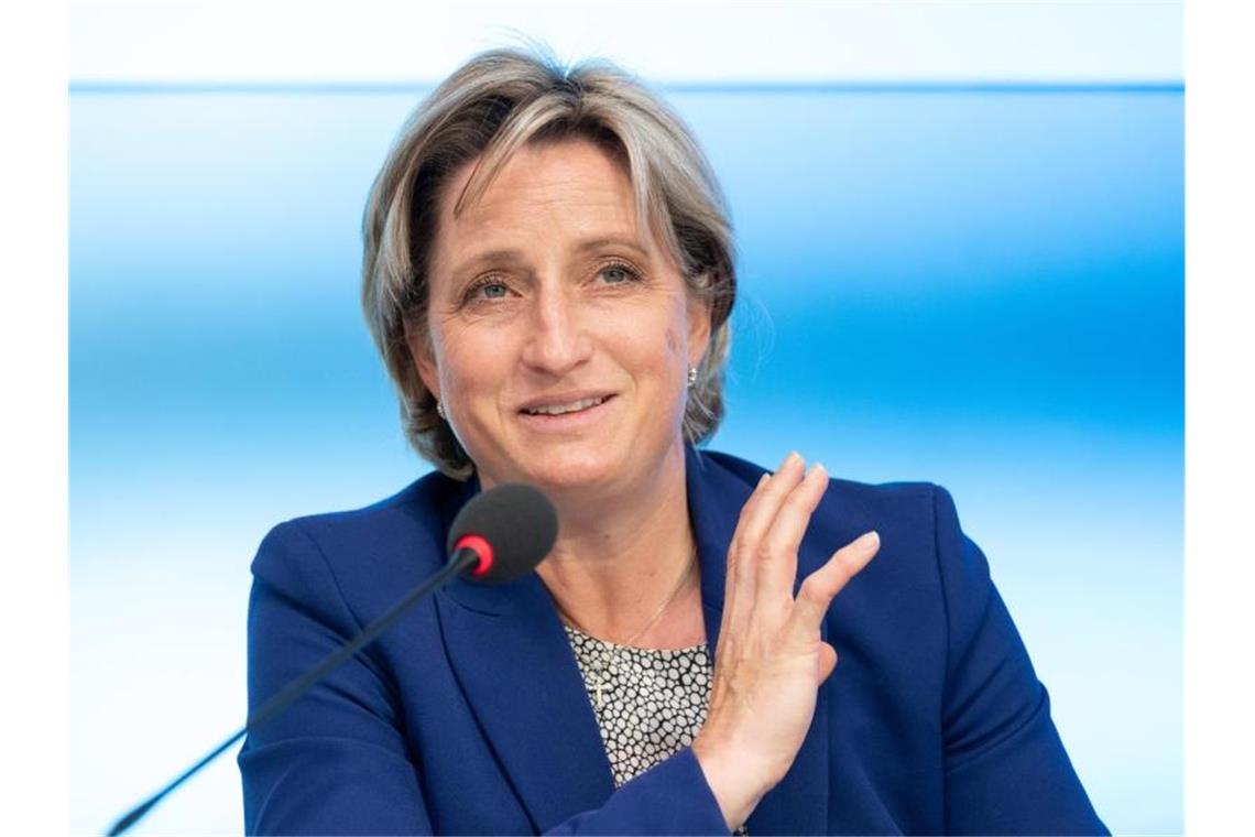 Südwest-Wirtschaft exportiert wieder mehr Waren Nicole Hoffmeister-Kraut (CDU) spricht. Foto: Bernd Weißbrod/dpa/Archivbild