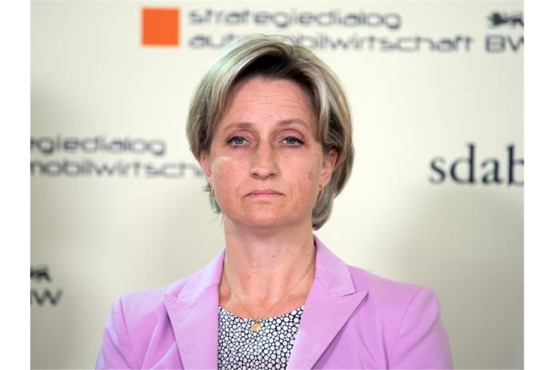 Wirtschaftsministerin: Firmen auf harten Brexit vorbereiten Nicole Hoffmeister-Kraut während einer Pressekonferenz. Foto: Soeren Stache/dpa