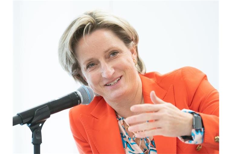 Nicole Hoffmeister-Kraut, Wirtschaftsministerin von Baden-Württemberg, bei einer Pressekonferenz. Foto: Bernd Weißbrod/dpa/Archiv