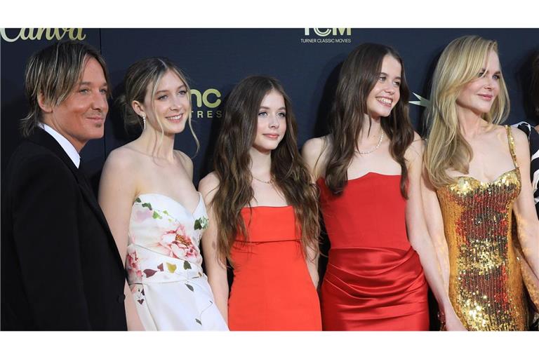 Nicole Kidman (in Gold) und Keith Urban mit ihren Töchtern Sunday Rose (neben ihrem Vater) und Faith Margaret (Mitte). Die junge Frau neben Kidman ist ihre Nichte.