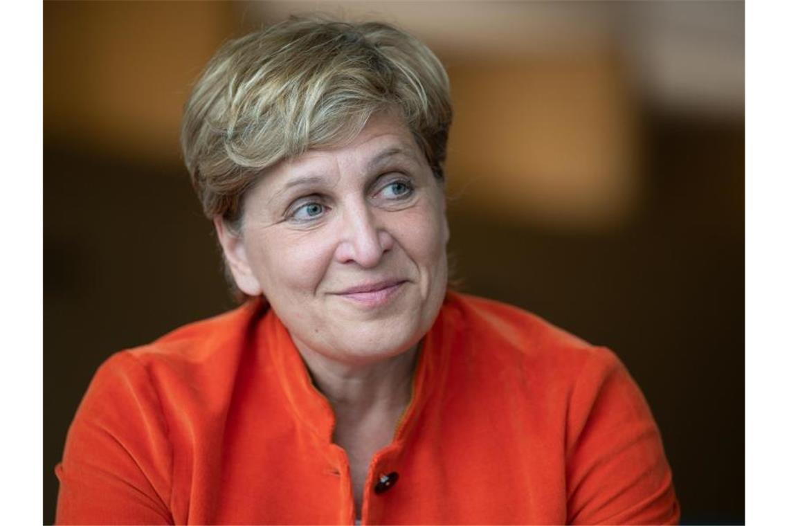 Razavi: Wohnen im Ortskern und Appell an Kommunen Nicole Razavi (CDU) lächelt. Foto: Bernd Weißbrod/dpa/Archivbild