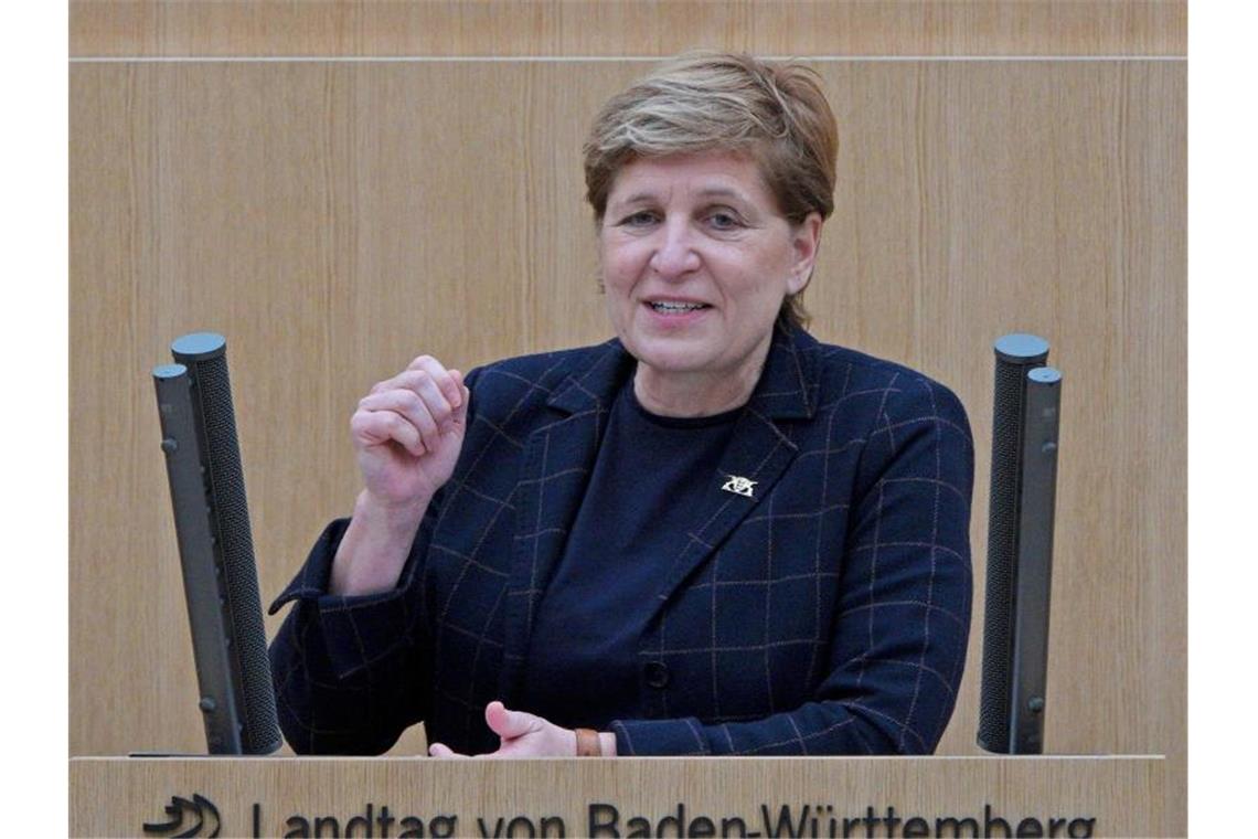 Wohnungsbauministerin Razavi: Dämmung kein Allheilmittel Nicole Razavi (CDU), Ministerin für Wohnen und Landesentwicklung, spricht im Landtag. Foto: Bernd Weißbrod/dpa/Archiv