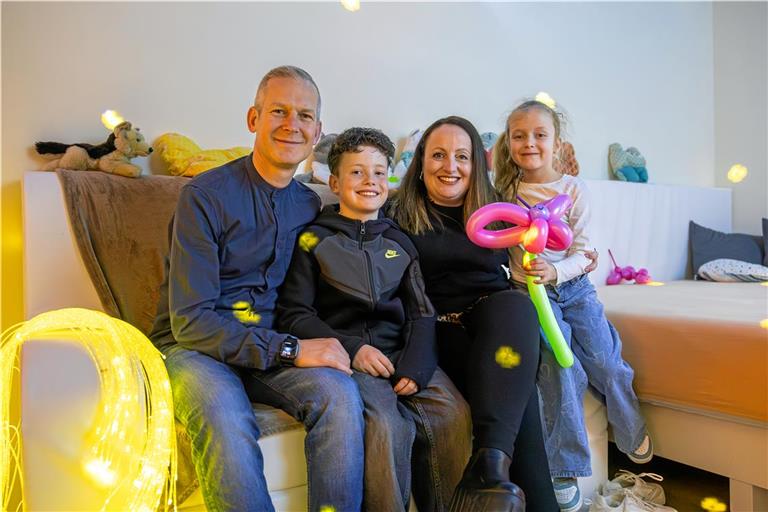 Nicoletta Dierkes ist ehrenamtliche Mitarbeiterin bei Pusteblume. Auch sie und ihr Mann Raphael haben bereits einen Verlust erlitten. Hier sitzen sie mit ihren Kindern Lino und Fiorella im Snoezelenraum (Entspannungszimmer) im Kindertageshospiz. Fotos: Alexander Becher