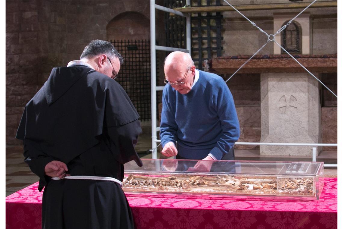 Nicolò Miani (re.), Professor für Humananatomie an der Katholischen Universität Sacro Cuore, inspiziert die Überreste des Heiligen Franz von Assisi.