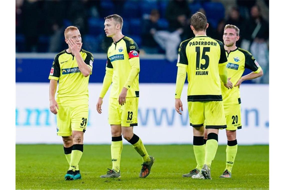 Paderborn ernüchtert: „Verteidigt wie Schülermannschaft“ Niedergschlagene Paderborn-Profis nach der Pleite in Hoffenheim. Foto: Uwe Anspach/dpa