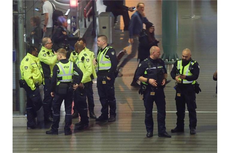 Niederländische Polizisten bei dem Einsatz am Flughafen Schiphol. Foto: Peter Dejong/AP/dpa