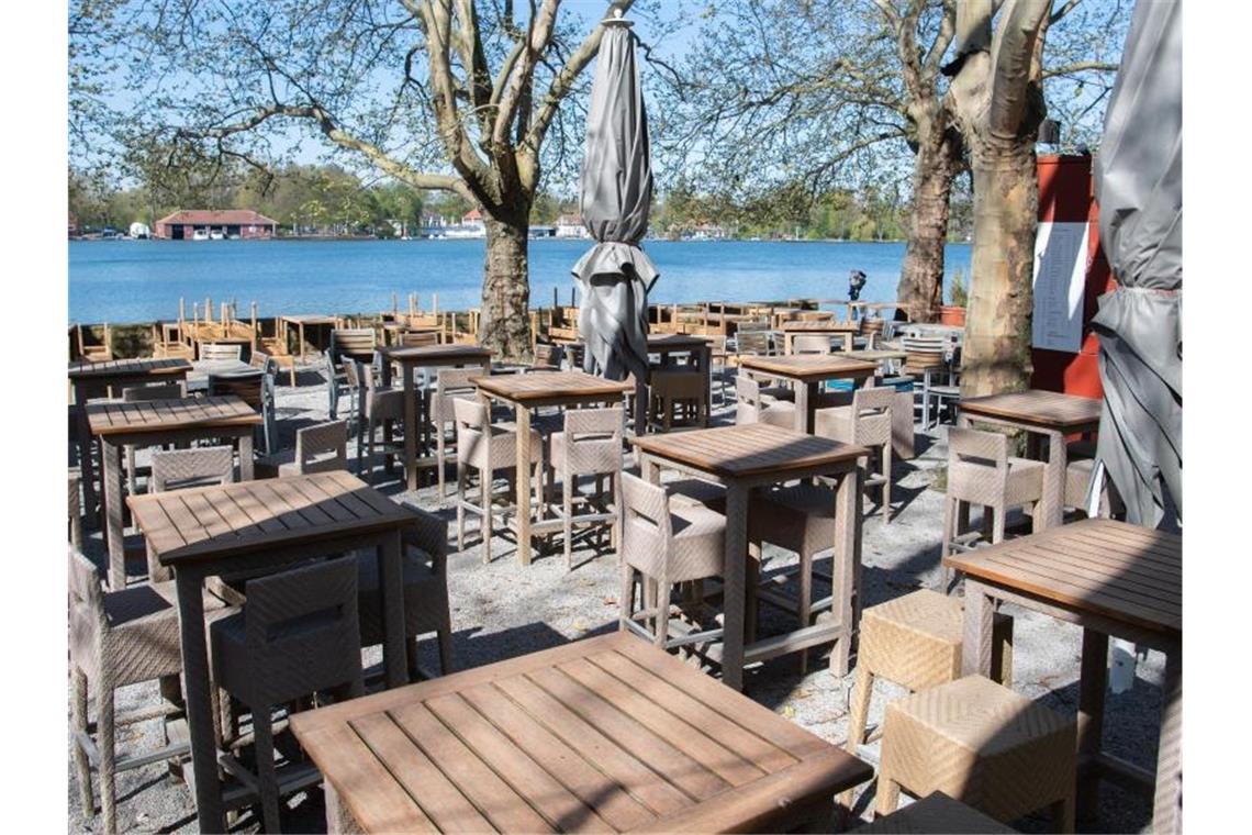 Niedersachsen geht bei den Lockerungen seinen eigenen Weg: Ab 11. Mai dürfen Restaurants, Cafés und Biergärten unter Auflagen wieder öffnen. Foto: Julian Stratenschulte/dpa