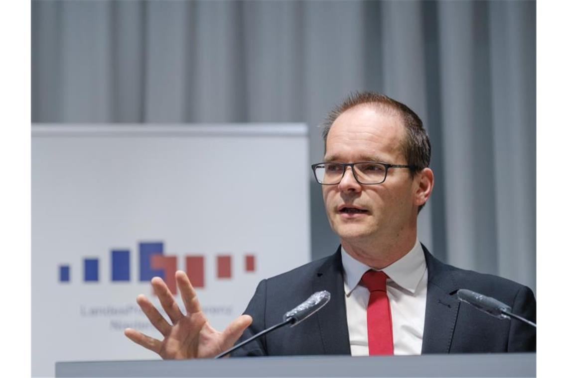 Immer mehr Länder suchen eigene Wege aus Beschränkungen Niedersachsens Kultusminister Grant Hendrik Tonne. Foto: Ole Spata/dpa