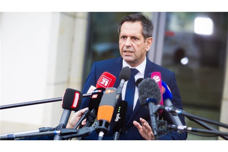 Niedersachsens Ministerpräsident Lies ist froh, dass bislang keine Werkschließungen beschlossen wurden.
