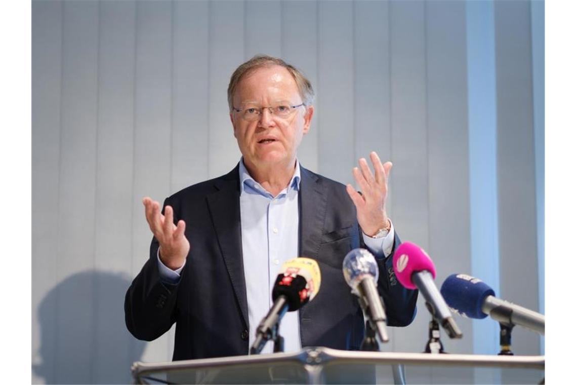 Niedersachsens Ministerpräsident Stephan Weil (SPD) spricht während einer Pressekonferenz. Foto: Ole Spata/dpa