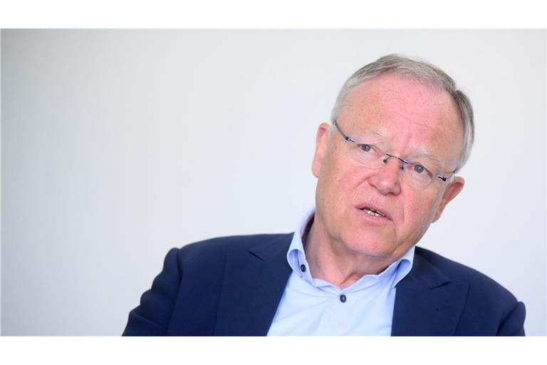 Niedersachsens Ministerpräsident Weil verweist auf eine Tarifregelung für den Standort Osnabrück.