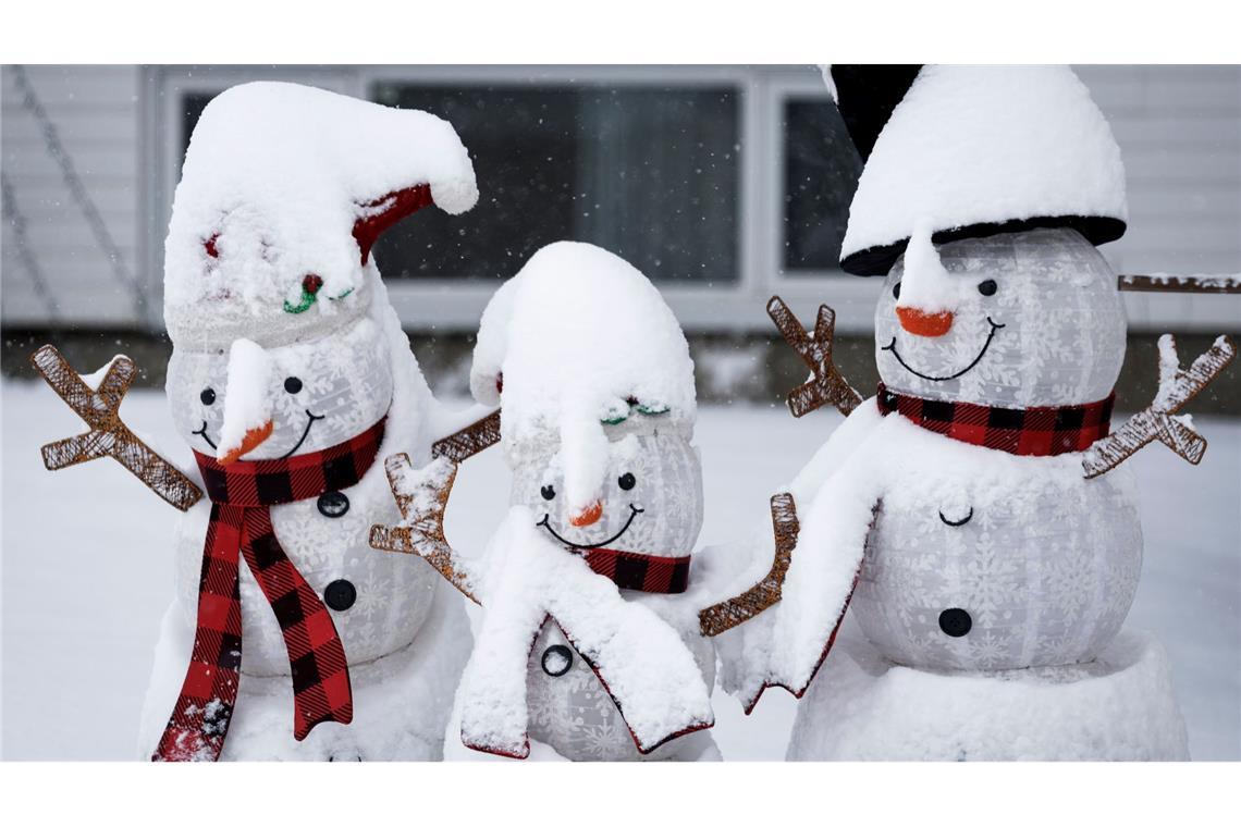 Niedliche Schneemänner in Kanada.