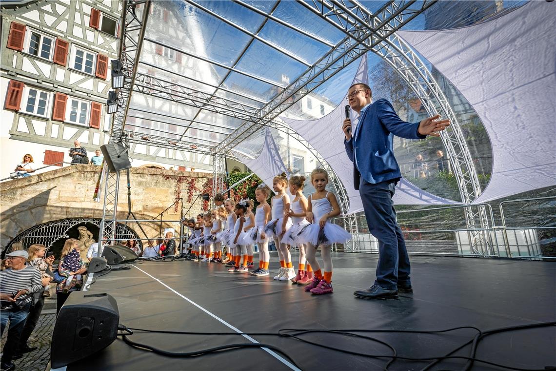 Niedlichkeitsalarm: Die Gänsekinder heißen die Gäste gemeinsam mit dem OB willkommen.
