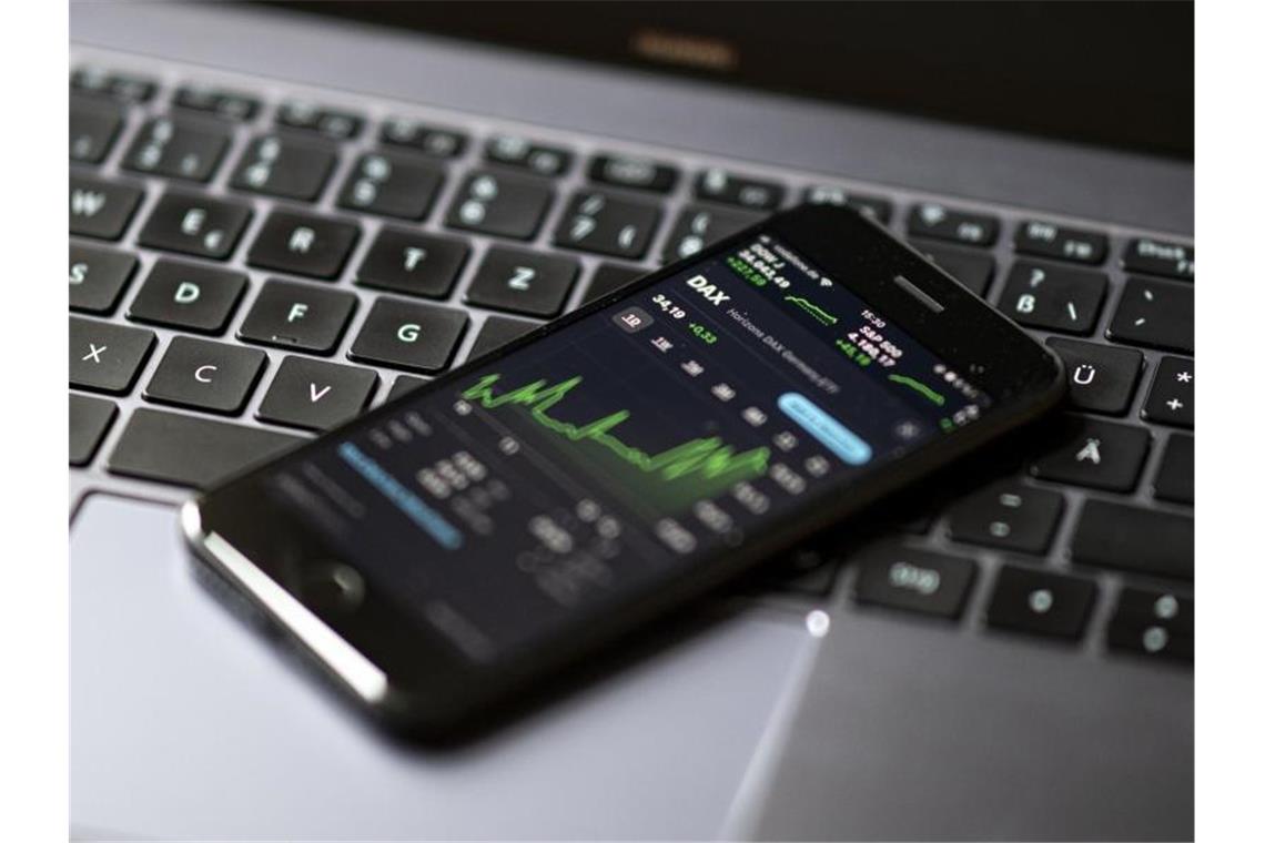 Influencer und Trading Apps: Die Jungen entdecken die Börse Niedrige Zinsen und der anhaltende Aktienboom bringen auch immer mehr junge Menschen an die Börse. Foto: Fabian Sommer/dpa