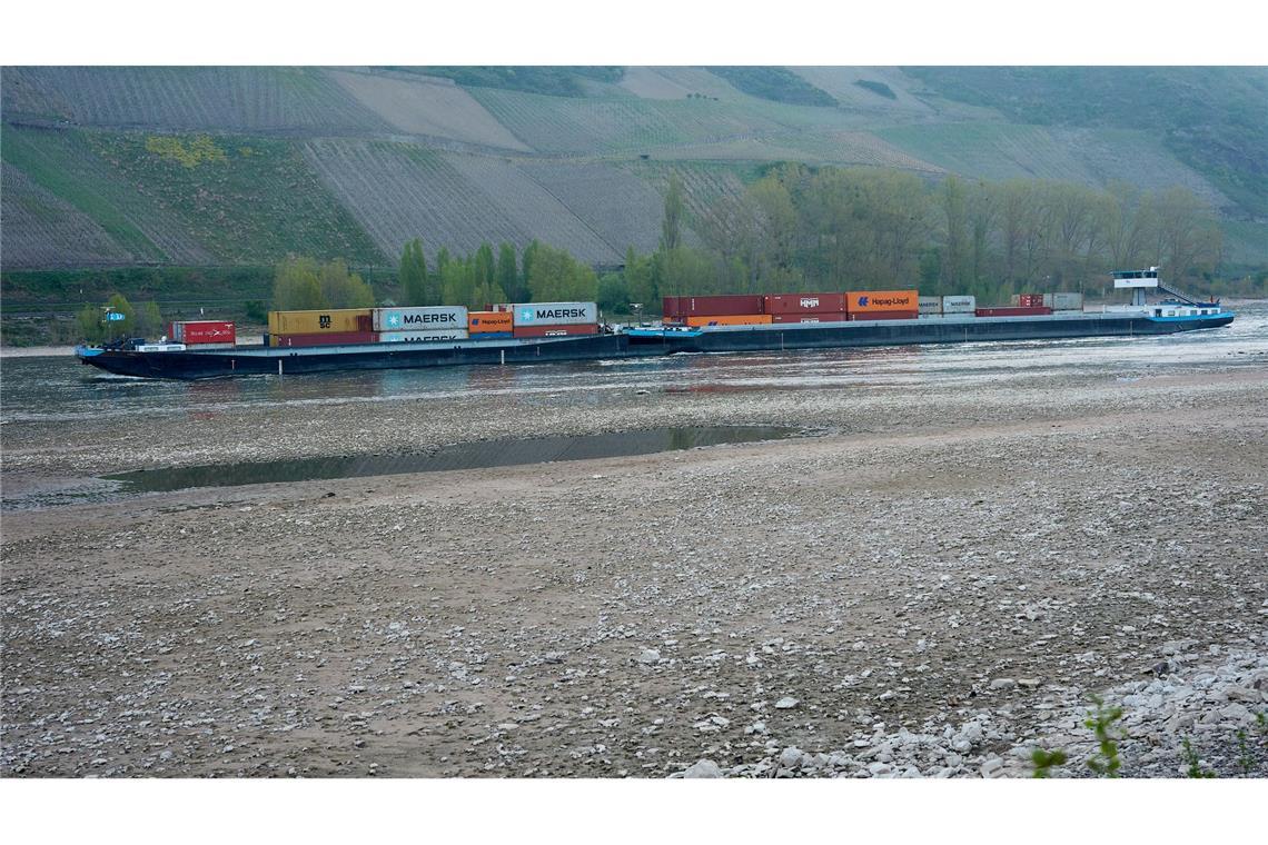 Bilder des Tages Niedriger Wasserstand nach Regenmangel am Rhein: Ein Frachtschiff passiert den Rhein bei Osterspai.