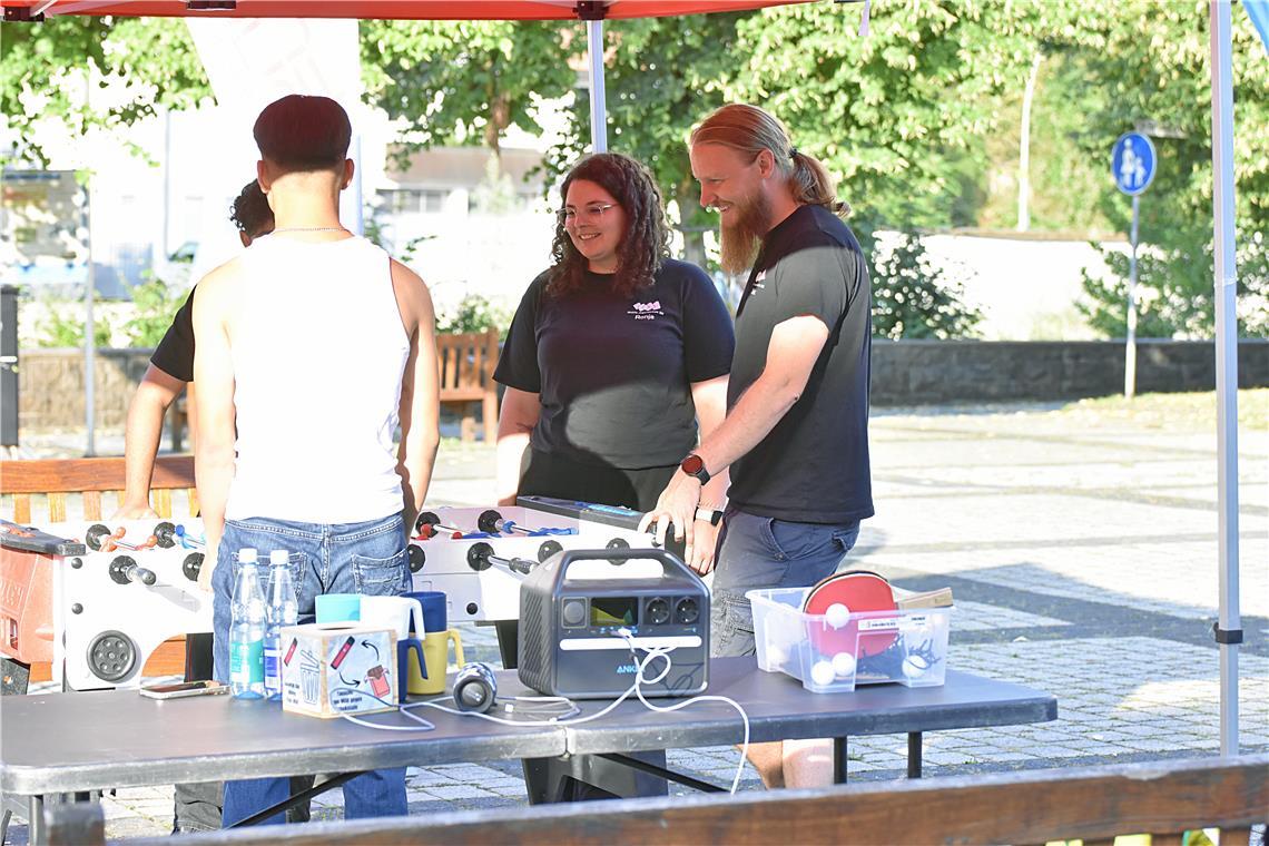 Gefühl der Unsicherheit in Backnang: Welchen Einfluss haben Jugendgruppen? Niedrigschwellige Angebote wie hier das sogenannte mobile Jugendhaus im Biegel erleichtern die Kontaktaufnahme der Streetworker Dirk Rohoff und Ronja Weller (von rechts) zu den Jugendlichen und jungen Erwachsenen. Foto: Tobias Sellmaier
