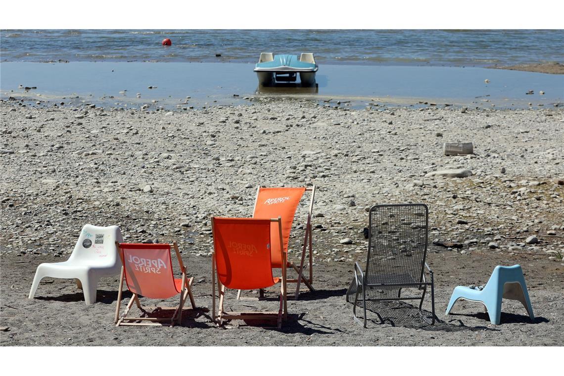 Bilder des Tages Niedrigwasser am Bodensee: Ein Tretboot liegt an einem Strandbad im seichten Wasser auf dem Grund.