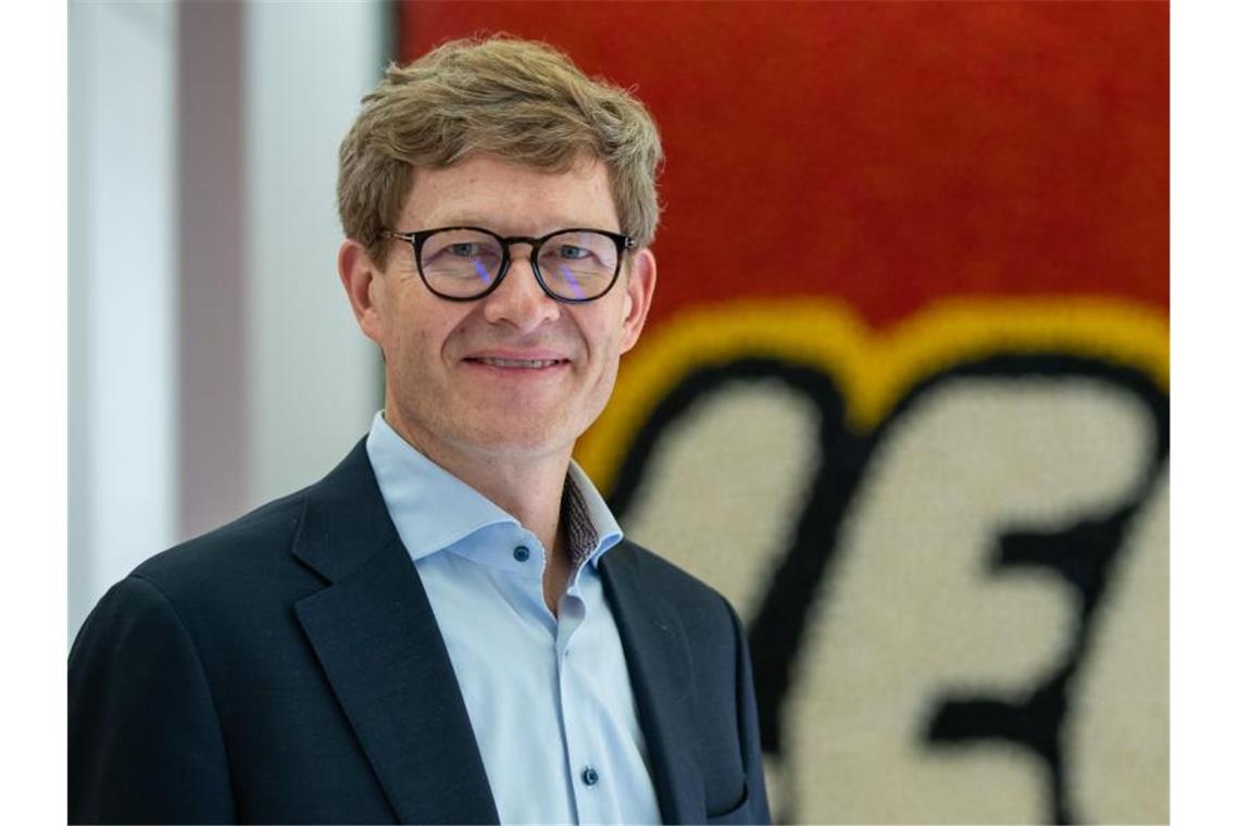Lego-Konzernmutter Kirkbi hat Gewinn fast verdoppelt Niels B. Christiansen, Geschäftsführer des dänischen Spielzeugherstellers Lego, auf der Spielwarenmesse 2020. Foto: Daniel Karmann/dpa