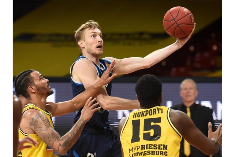Niels Giffey (M.) führte Alba zur Meisterschaft. Foto: Christof Stache/AFP-Pool/dpa