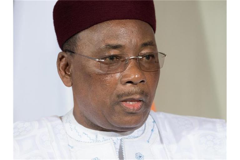 Nigers Präsident Mahamadou Issoufou. In dem von Terror heimgesuchten westafrikanischen Land Niger haben Bewaffnete mindestens 56 Menschen getötet. Foto: Ralf Hirschberger/dpa